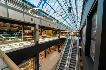 AMFI Moa fellesareal, med rulletrapper og butikker