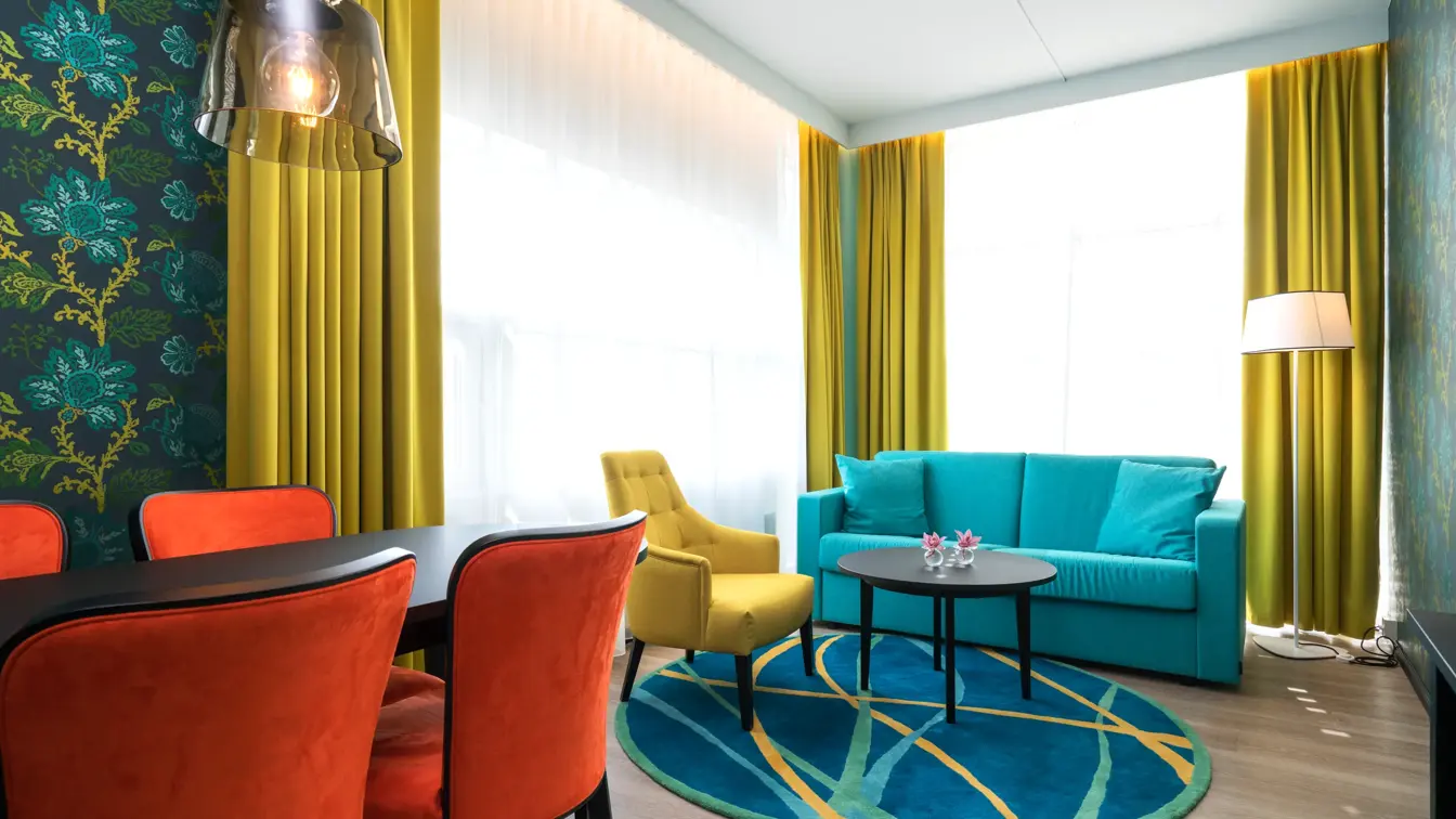 Businessrom med spisestue, sofa og stoler