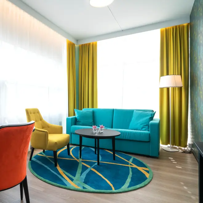 Businessrom med spisestue, sofa og stoler