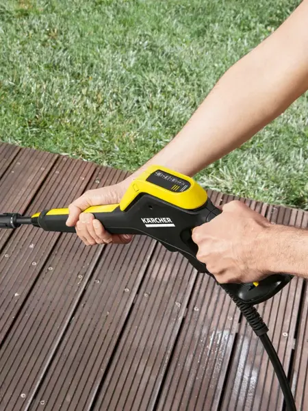 en som vasker terrassen med Karcher høyttrykkspyler