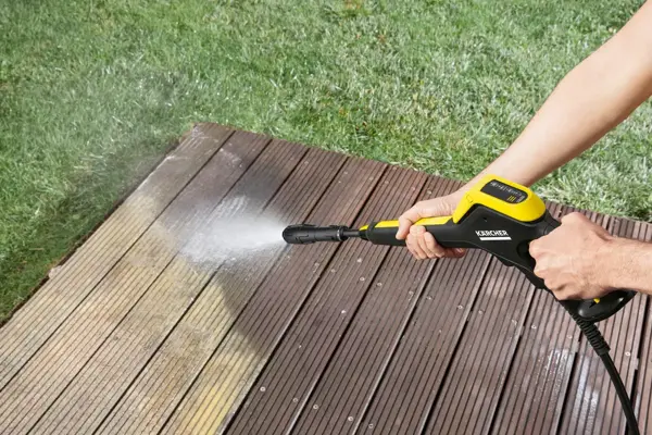 en som vasker terrassen med Karcher høyttrykkspyler