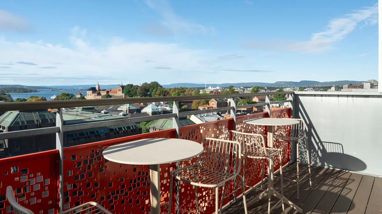 Sitteplasser på balkong med utsikt over Oslo i fint vær