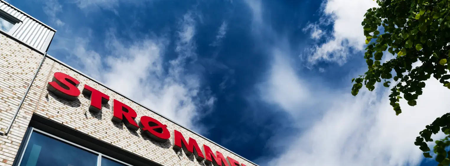 Fasadebilde av Strømmen Storsenter over inngangsparti til senteret