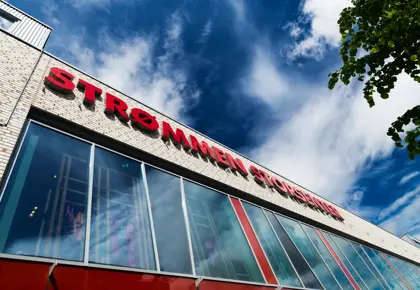 Fasadebilde av Strømmen Storsenter over inngangsparti til senteret