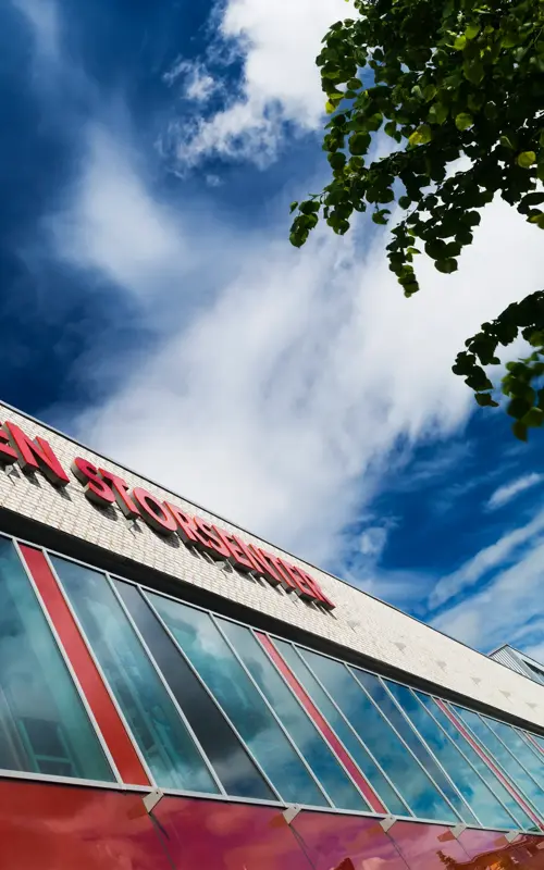 Fasadebilde av Strømmen Storsenter over inngangsparti til senteret