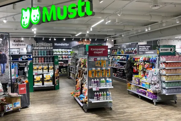 innendørs butikk med grønne skilt og reoler