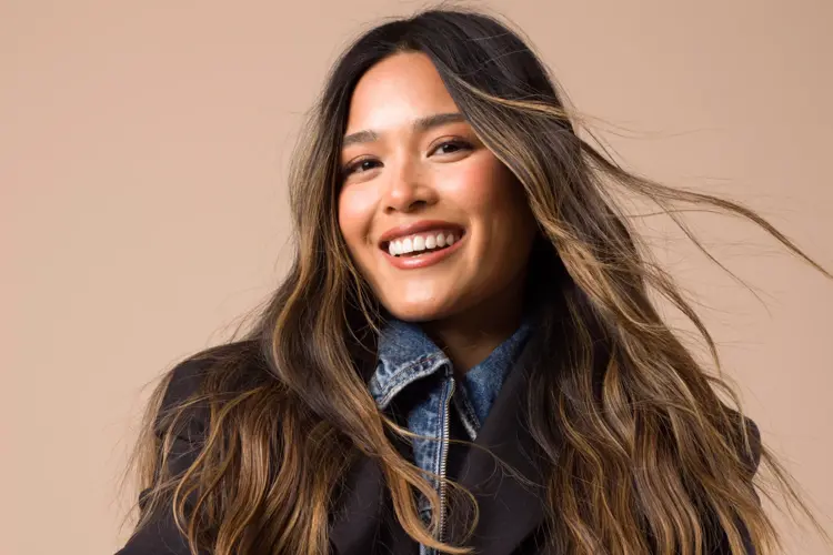 Nærbilde av Tsustumi Hoang som smiler og ser inn i kamera