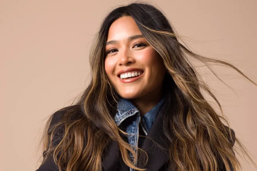 Nærbilde av Tsustumi Hoang som smiler og ser inn i kamera