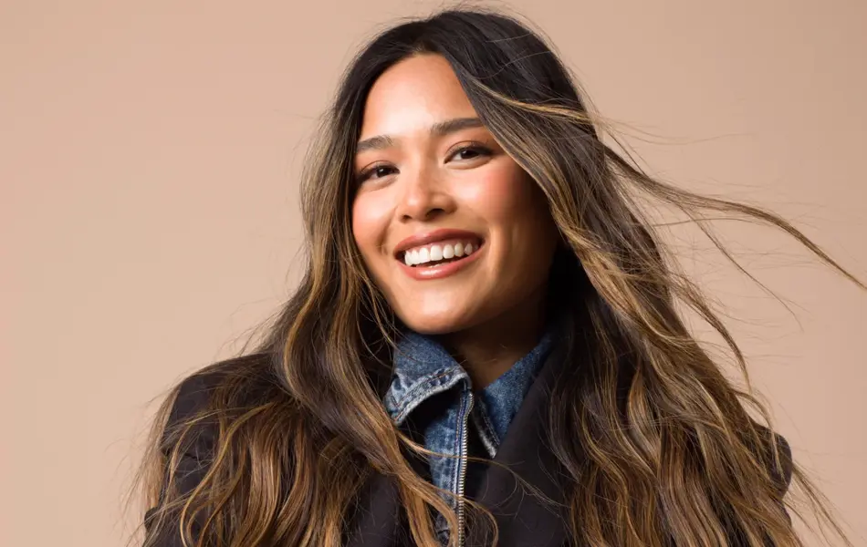 Nærbilde av Tsustumi Hoang som smiler og ser inn i kamera