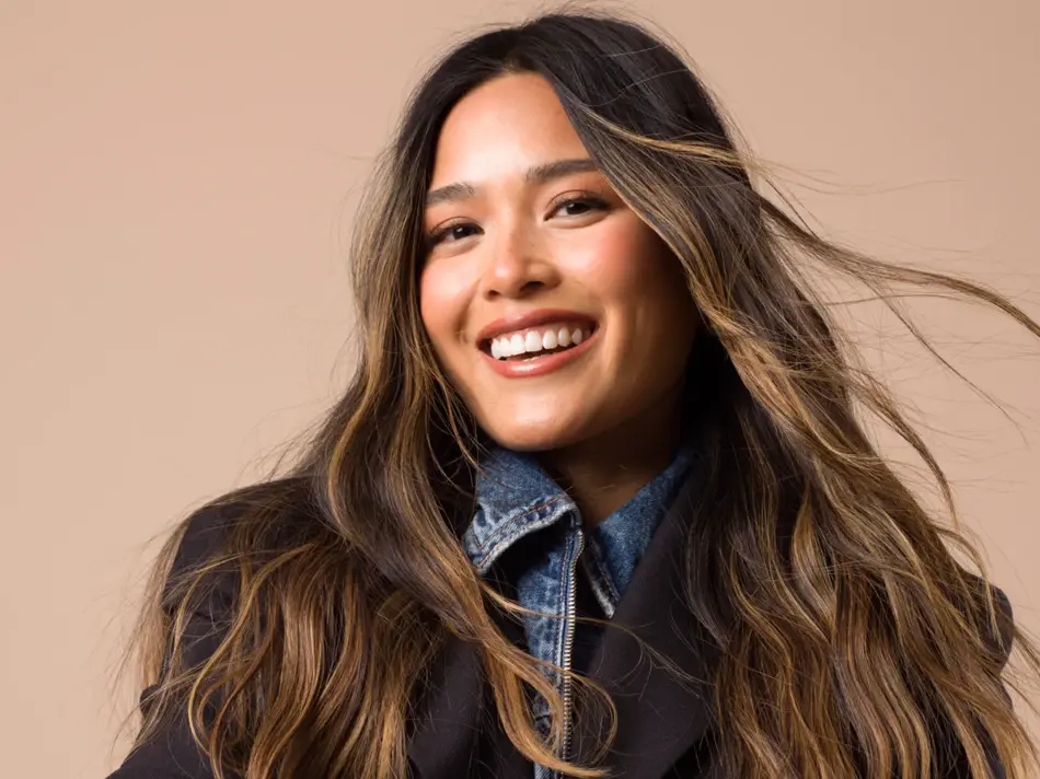 Nærbilde av Tsustumi Hoang som smiler og ser inn i kamera