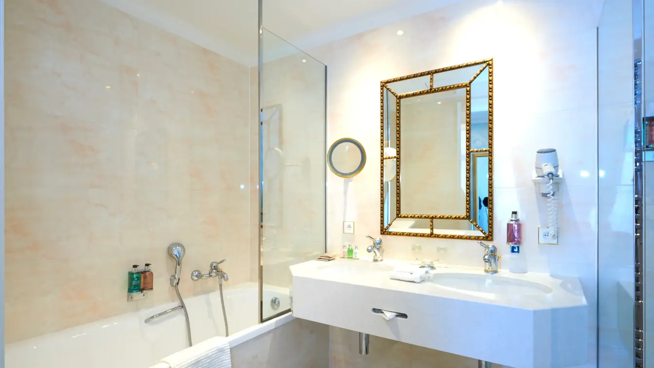 Stanhope_Hotel_Brussels_Bathroom_Standard_Double_Room