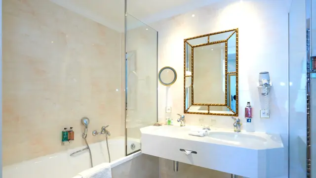 Stanhope_Hotel_Brussels_Bathroom_Standard_Double_Room