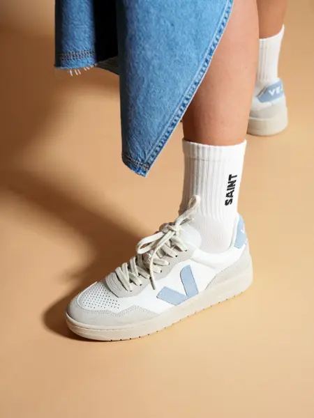 Hvite Veja sneakers med lyseblå detaljer