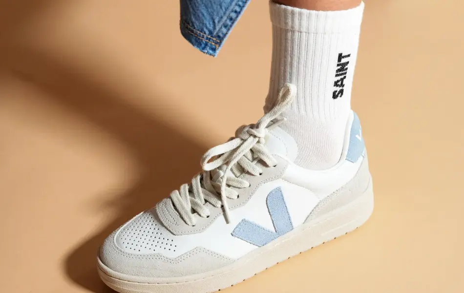 Hvite Veja sneakers med lyseblå detaljer