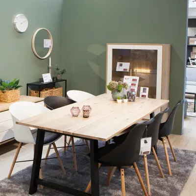 Grønne lettvegger i en Jysk-butikk med innredet stue