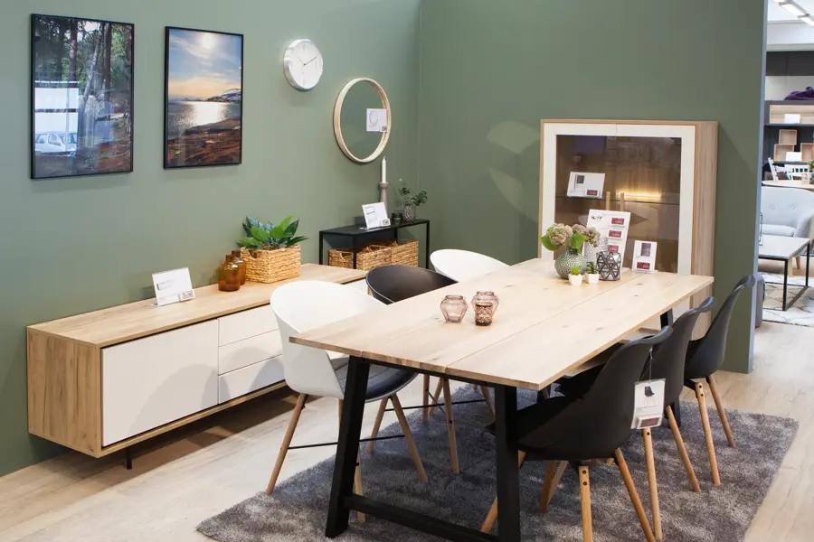 Grønne lettvegger i en Jysk-butikk med innredet stue