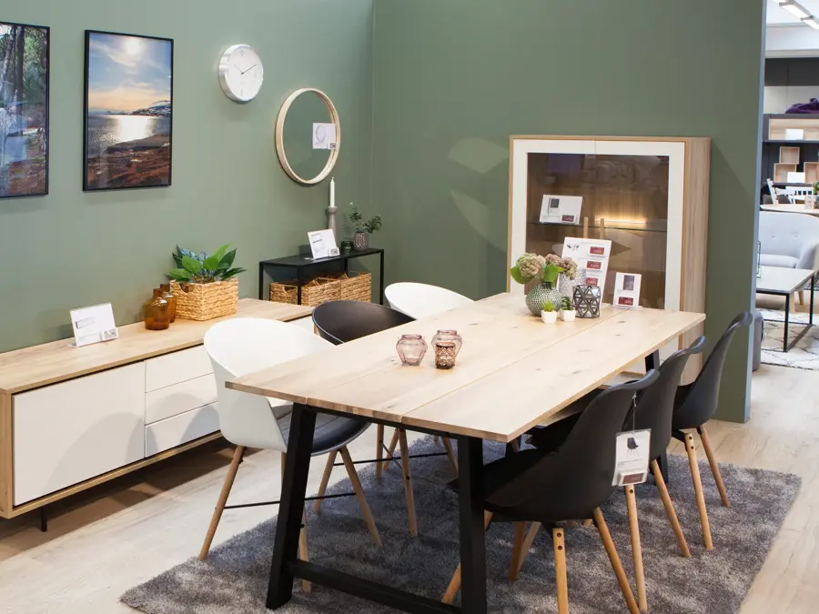 Grønne lettvegger i en Jysk-butikk med innredet stue