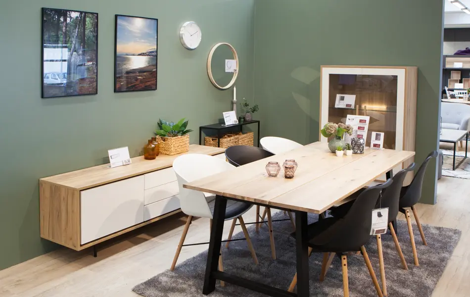 Grønne lettvegger i en Jysk-butikk med innredet stue