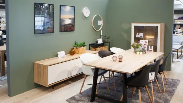 Grønne lettvegger i en Jysk-butikk med innredet stue