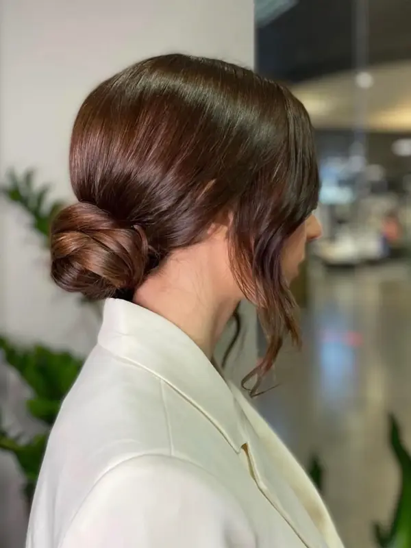 Dame med low bun