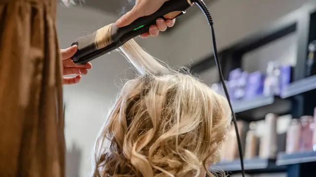 Dame hos frisør  hår styles