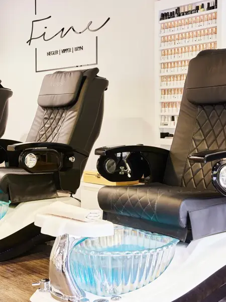 salongen med pedikyr stolene hos fine negler åsane storsenter