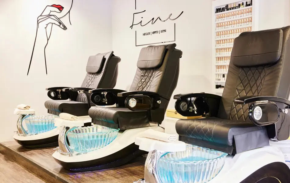 salongen med pedikyr stolene hos fine negler åsane storsenter