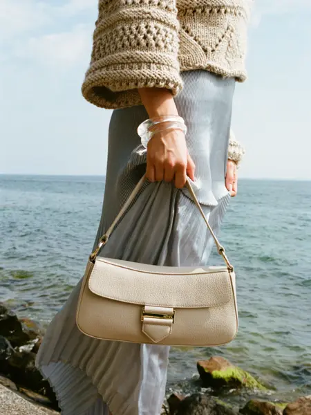 Dame holder beige håndveske.