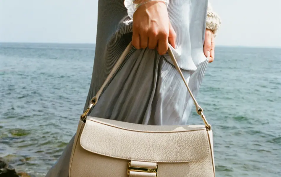 Dame holder beige håndveske.