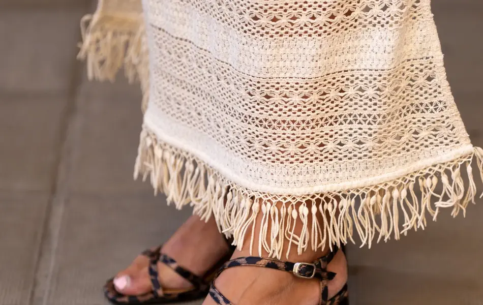 Ben med brunmønstret sandaler og hvit kjole