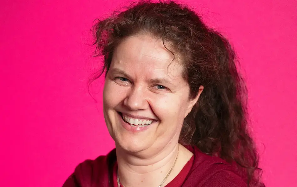 Dame som smiler til kamera