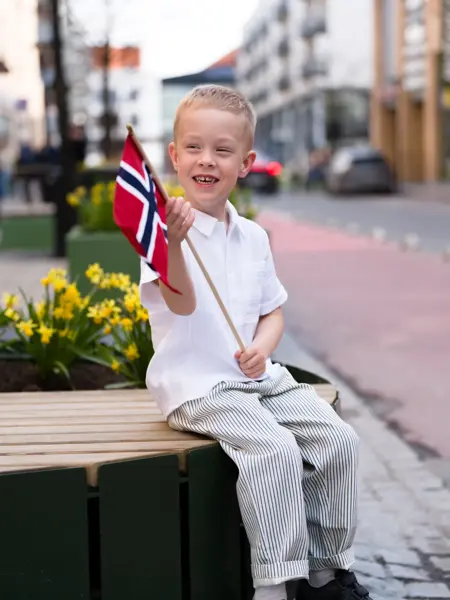 Barnemote 17 mai - inspirerende antrekk til gutt og jente på 17 mai