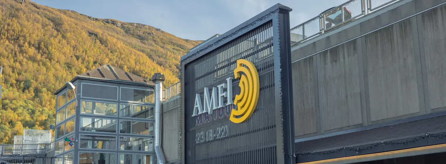 Bildet viser fasaden av kjøpesenteret AMFI Pyramiden.