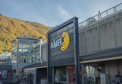 Bildet viser fasaden av kjøpesenteret AMFI Pyramiden.