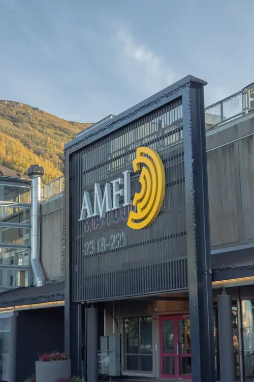 Bildet viser fasaden av kjøpesenteret AMFI Pyramiden.