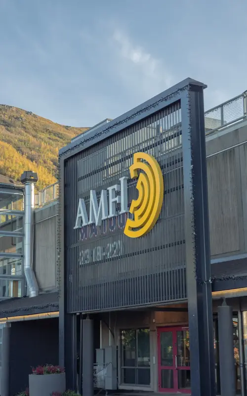 Bildet viser fasaden av kjøpesenteret AMFI Pyramiden.