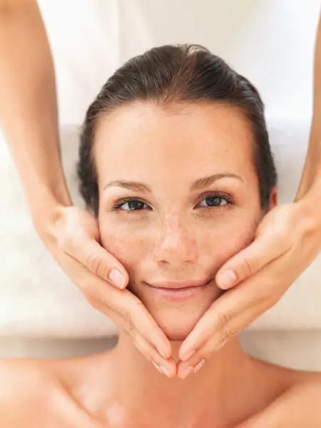 dame som får ansiktsmassasje