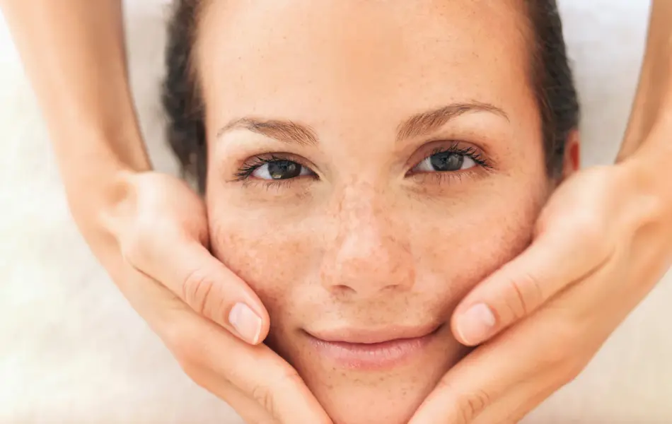 dame som får ansiktsmassasje