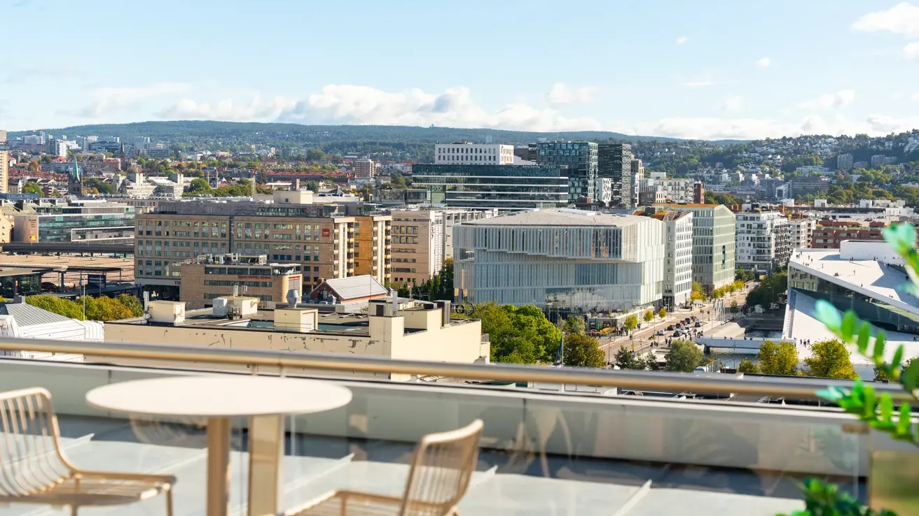 Utsikt over Oslo fra terrasse.