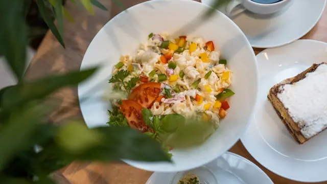 salatbolle og kake på bord