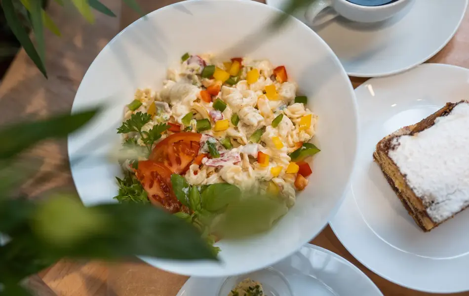 salatbolle og kake på bord