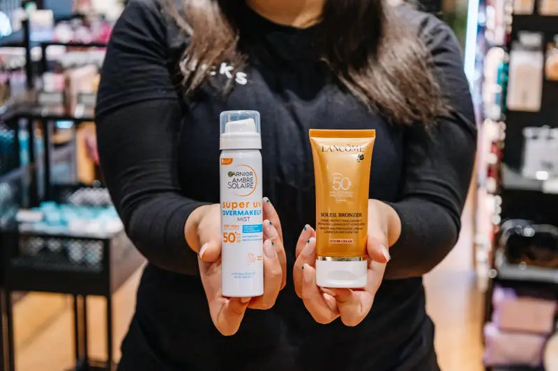 Person som holder solkrem