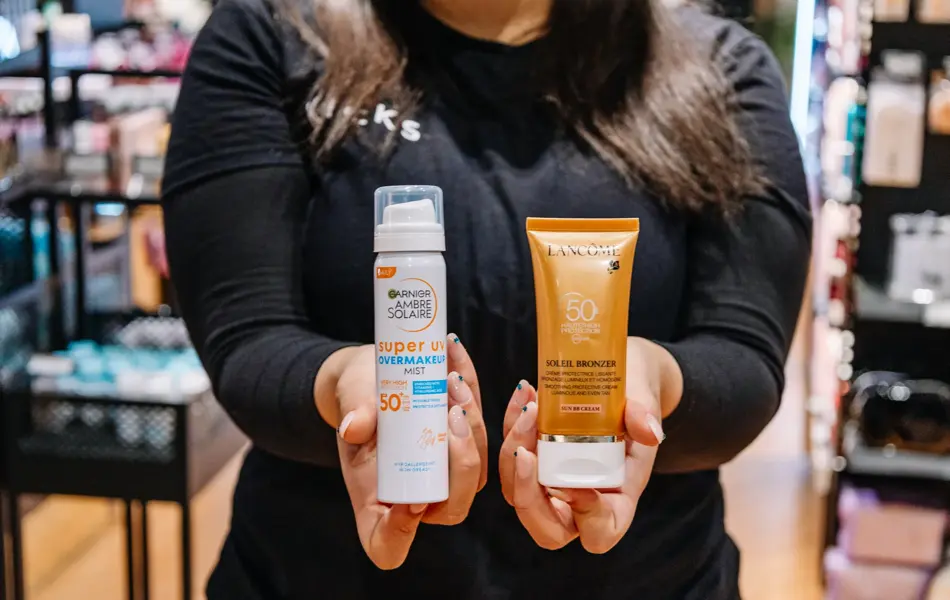 Person som holder solkrem