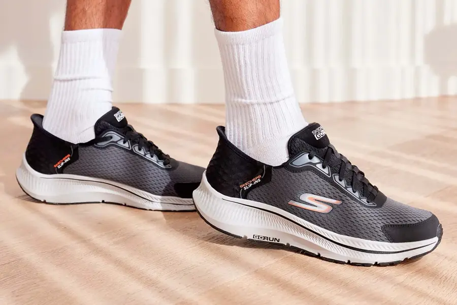 Sorte sko fra skobutikken Skechers på føttene til en mann