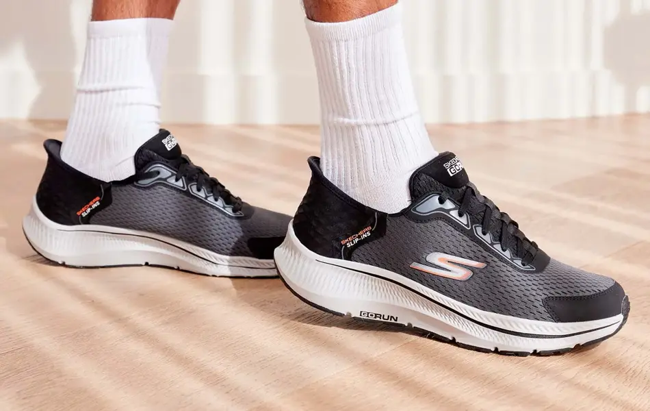 Sorte sko fra skobutikken Skechers på føttene til en mann