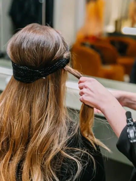 Dame med hår stylet og spenner i håret
