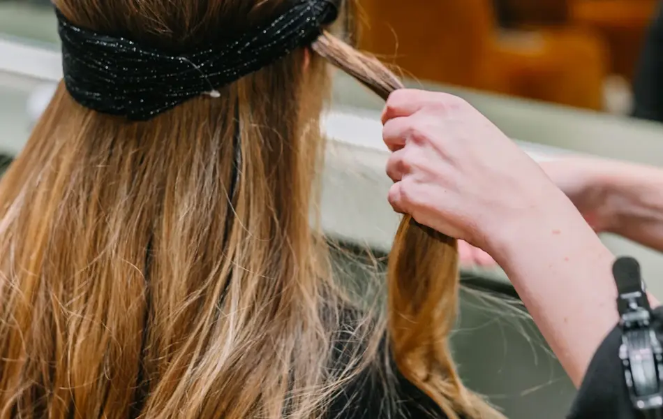 Dame med hår stylet og spenner i håret