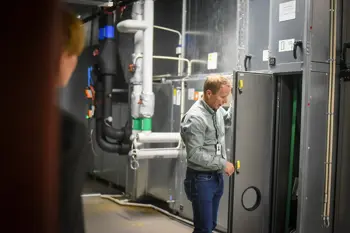 Ole åpner et skap for å vise utstyret for teknisk drift, 
