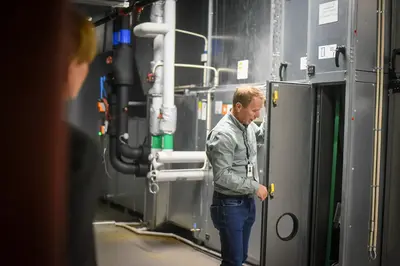 Ole åpner et skap for å vise utstyret for teknisk drift, 