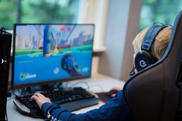 Gutt spiller spill på PC